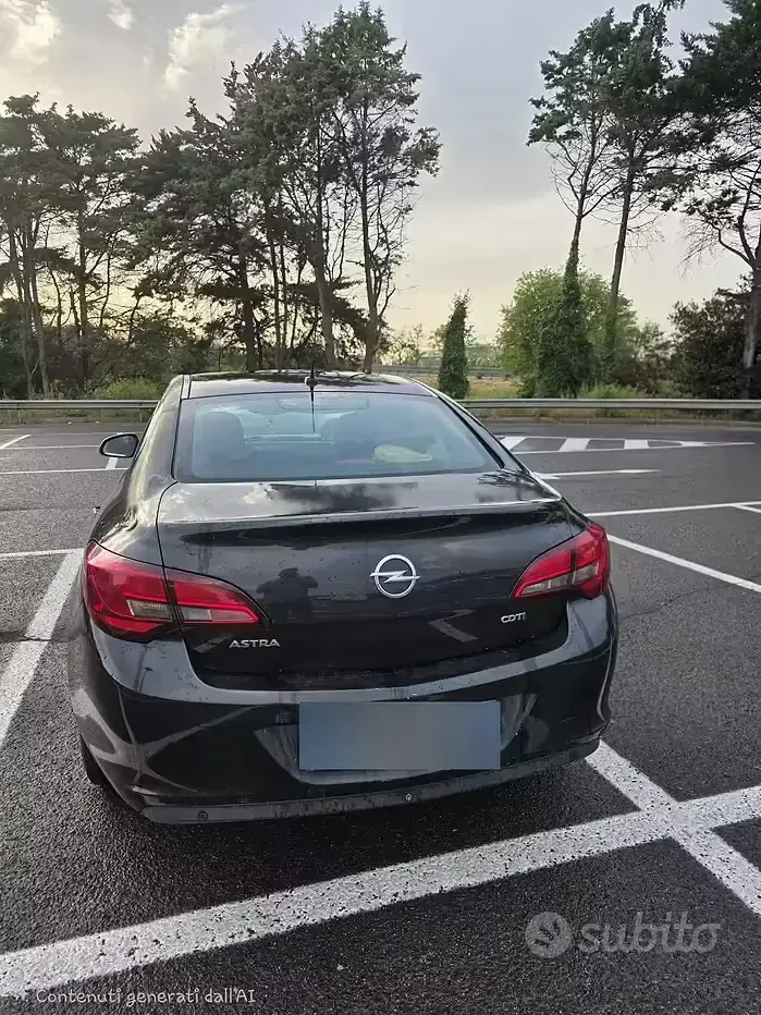 Usata Opel Astra Cosmo 110 CV (80 kW) 2013 Nero Berlina