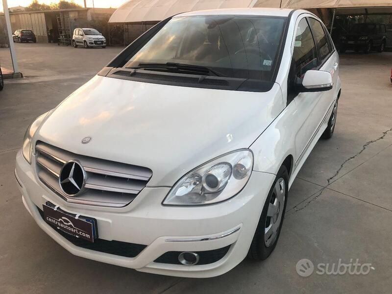 Bianco Usata 2009 Mercedes 180 Chrome Tre volumi | 5950 € (Buon prezzo) - Immagine 1/4