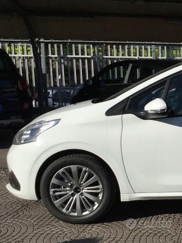 Usata Peugeot 208 110 CV (80 kW) 2016 Utilitaria