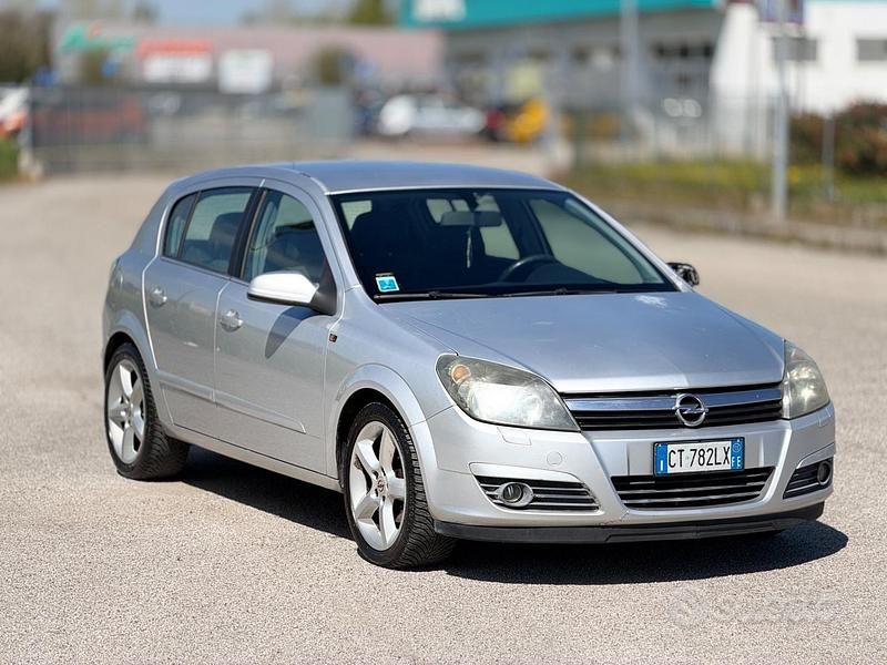 Usata Opel Astra 101 CV (74 kW) 2005 Grigio Berlina