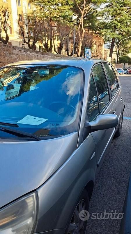 Usata Renault Scénic II Dynamique 106 CV (77 kW) 2006 Grigio Monovolume