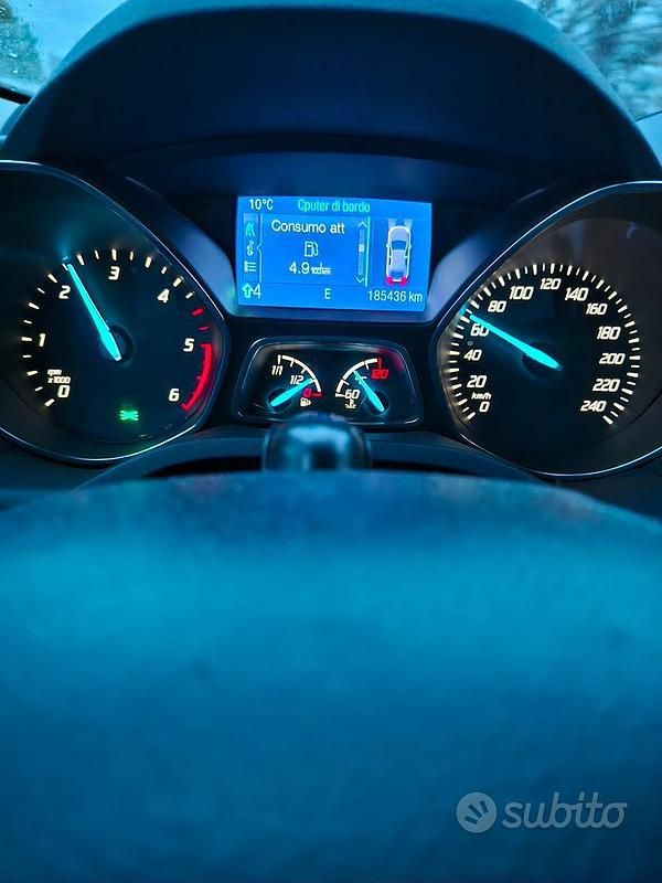 Usata Ford Kuga 140 CV (102 kW) 2012 Grigio SUV