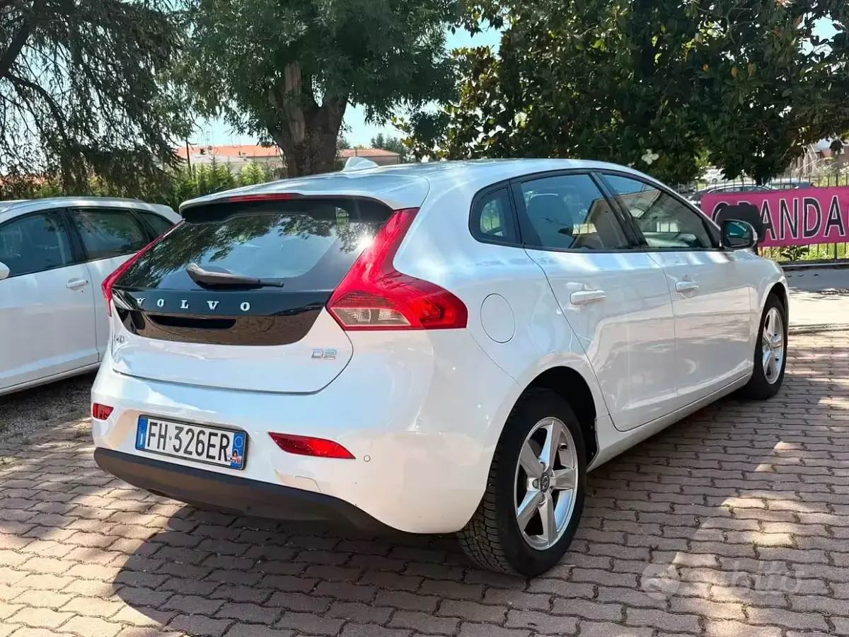 Usata Volvo V40 R-Design Momentum 120 CV (88 kW) 2017 Bianco Berlina