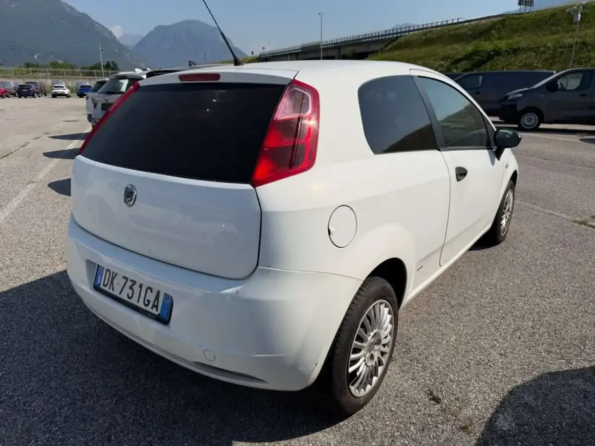 Usata Fiat Grande Punto Active 75 CV (55 kW) 2008 Bianco Utilitaria
