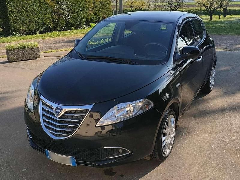 Usata Lancia Ypsilon Silver 69 CV (50 kW) 2015 Nero Utilitaria