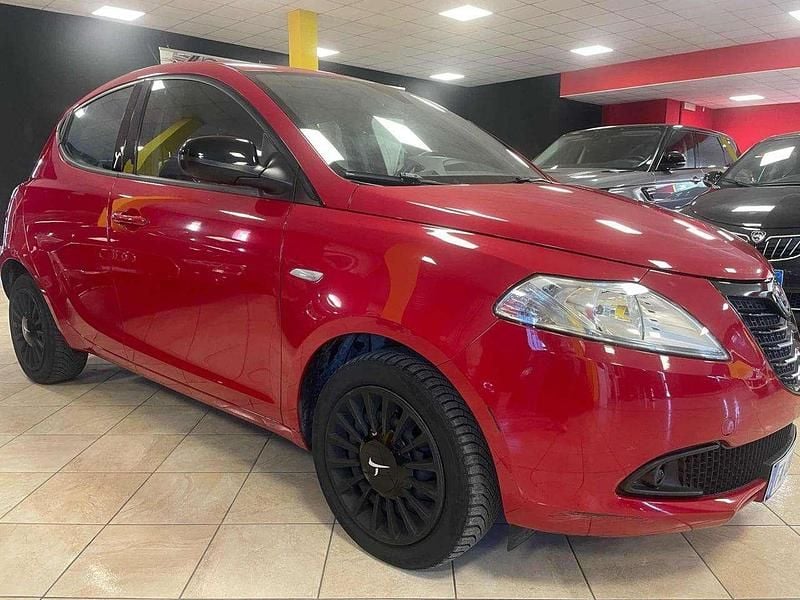 Rosso Usata 2015 Lancia Ypsilon Due volumi | 6290 € (Buon prezzo) - Immagine 1/4
