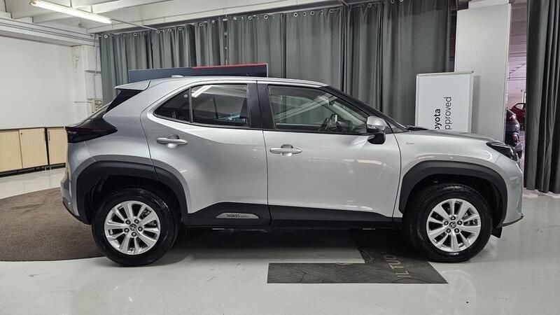 Usata Toyota Yaris Hybrid Business Edition 92 CV (67 kW) 2022 Grigio Station wagon