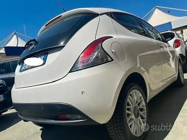Usata Lancia Ypsilon 69 CV (50 kW) 2015 Bianco Utilitaria