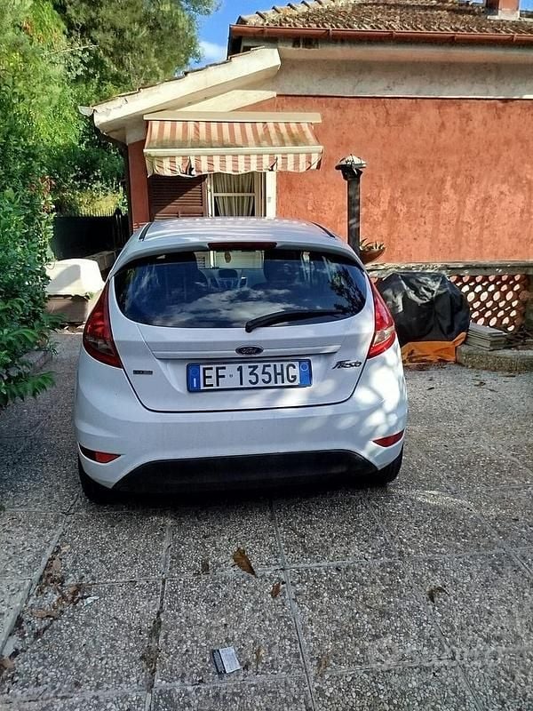 Usata Ford Fiesta 68 CV (50 kW) 2011 Bianco Utilitaria