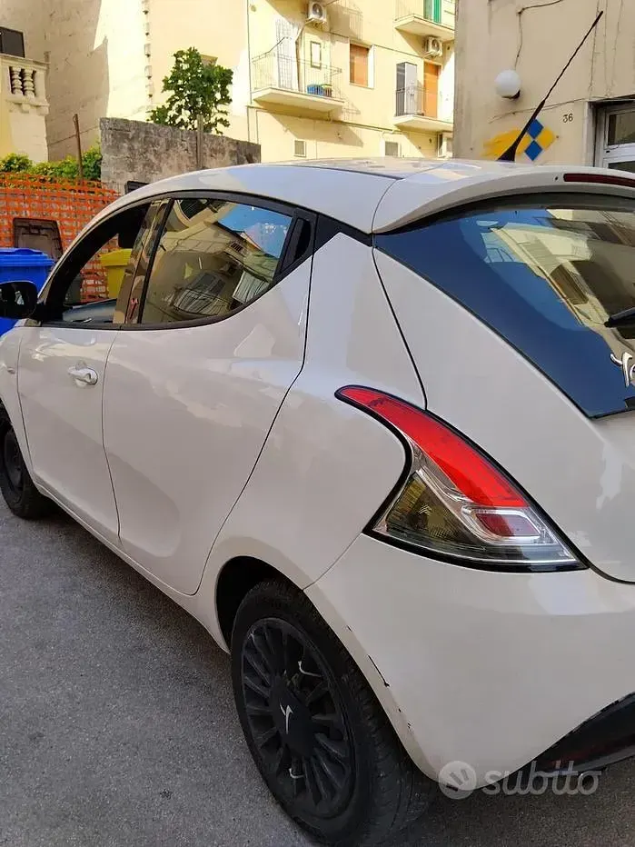 Usata Lancia Ypsilon 69 CV (50 kW) 2015 Bianco Utilitaria