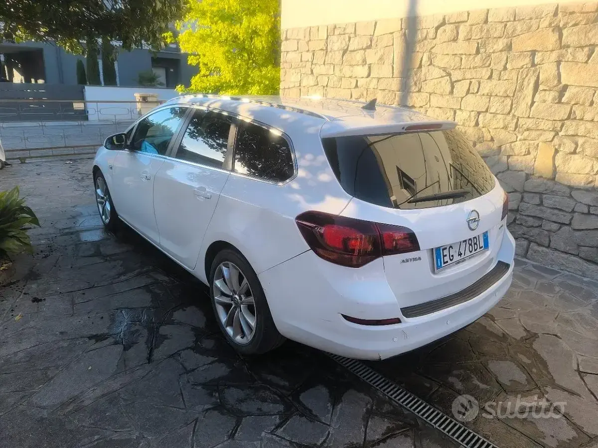 Usata Opel Astra 125 CV (91 kW) 2011 Bianco Station wagon