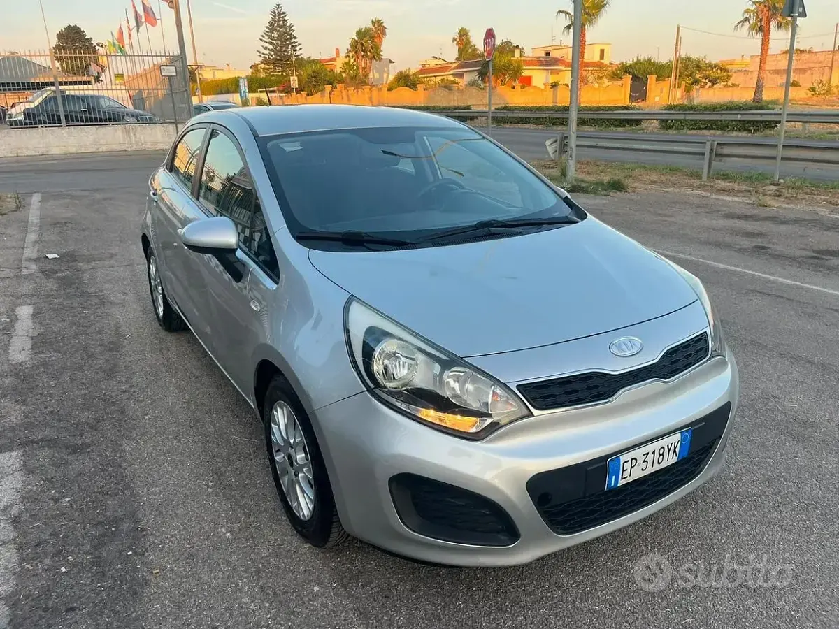 Usata Kia Rio LX 85 CV (62 kW) 2013 Grigio Berlina