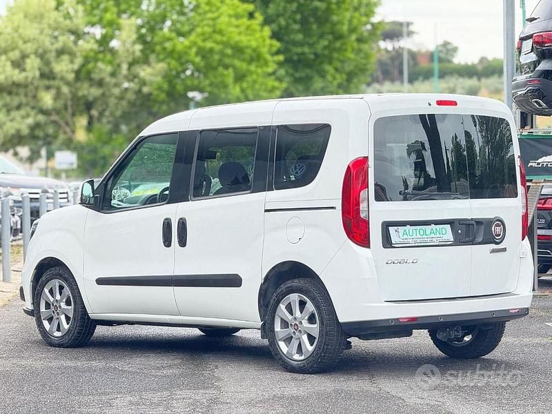 Usata Fiat Doblò 105 CV (77 kW) 2022 Bianco pastello Monovolume