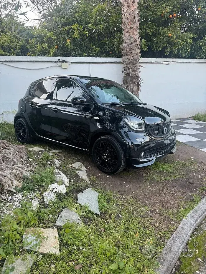 Usado Smart ForFour Brabus 109 CV (80 kW) 2017 Negro Utilitario