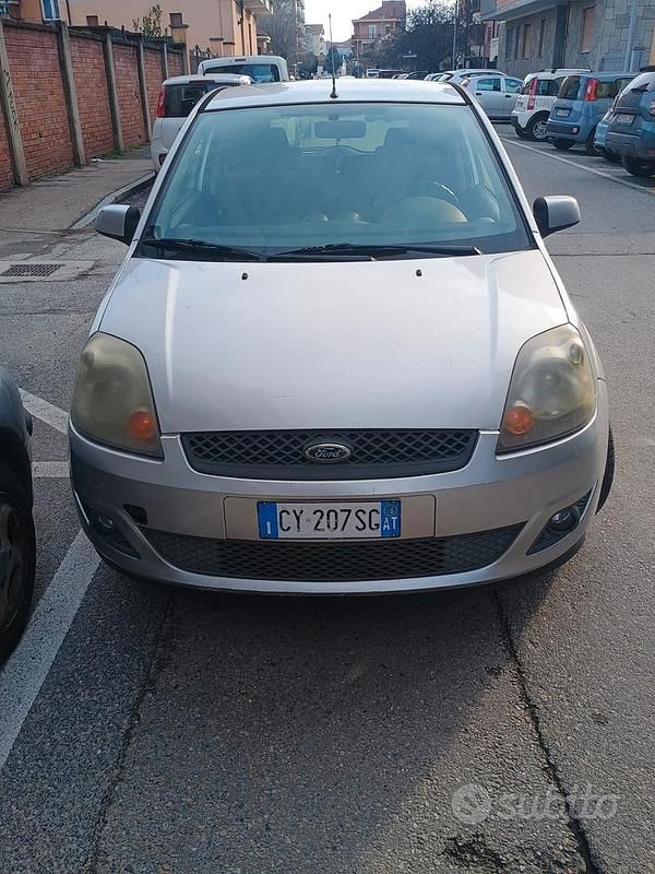 Usata Ford Fiesta 75 CV (55 kW) 2006 Grigio Utilitaria