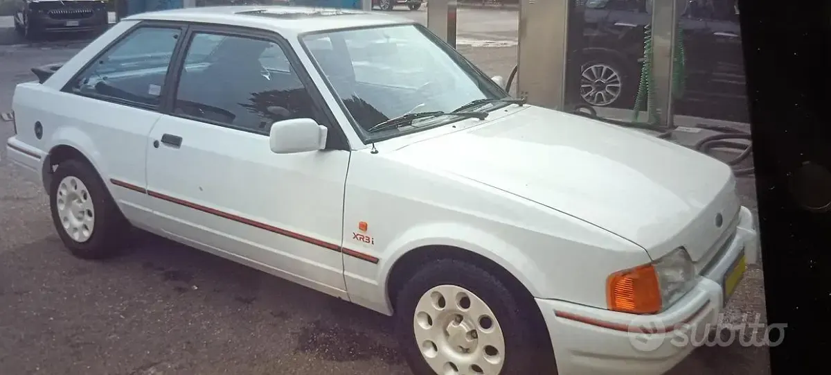 Usata Ford Escort 102 CV (75 kW) 1988 Bianco Berlina