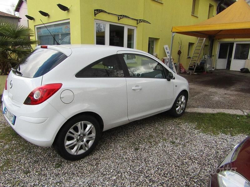 Usata Opel Corsa 85 CV (62 kW) 2011 Bianco Utilitaria