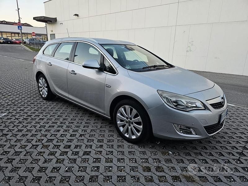 Usata Opel Astra 140 CV (102 kW) 2011 Argento Berlina