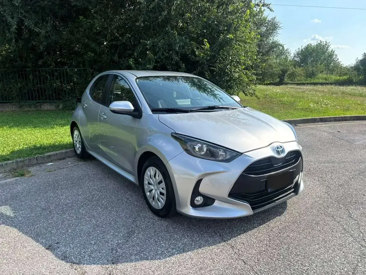 Usata Toyota Yaris Hybrid Business Edition 116 CV (85 kW) 2022 Grigio metallizzato chiaro Berlina
