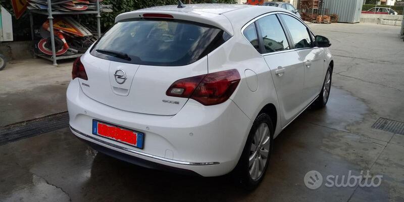 Usato 2015 Opel Astra 1.6 Diesel 136 CV (8.700 €)