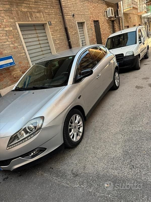 Usata Lancia Delta 120 CV (88 kW) 2014 Grigio Utilitaria