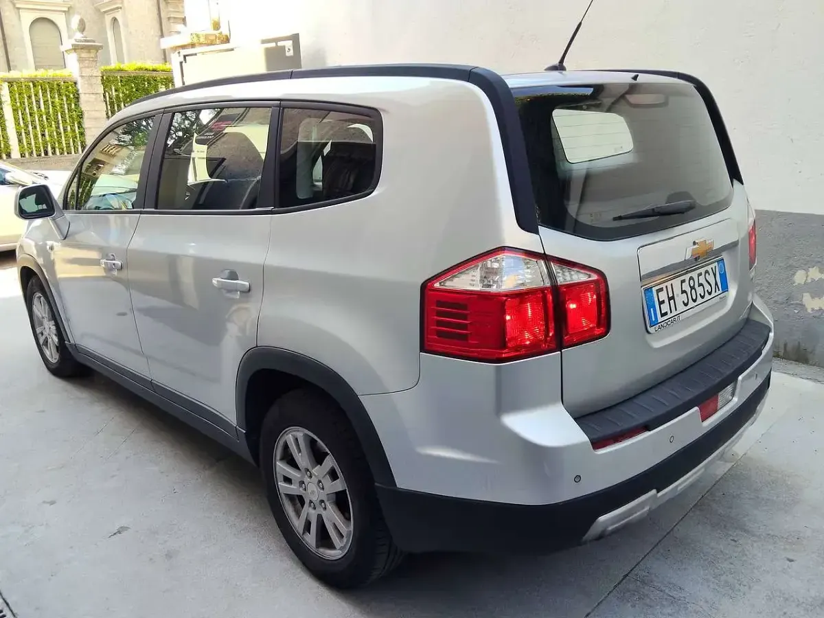 Usata Chevrolet Orlando 131 CV (96 kW) 2011 Argento Monovolume