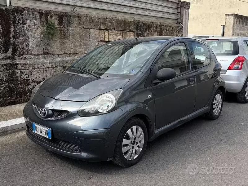 Usata Toyota Aygo 68 CV (50 kW) 2007 Grigio Utilitaria