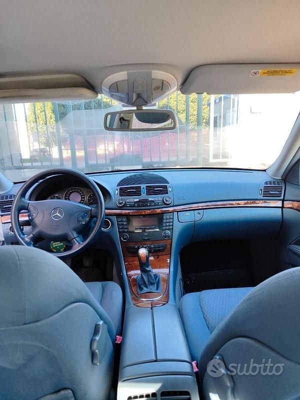 Usata Mercedes E220 136 CV (100 kW) 2003 Grigio Berlina