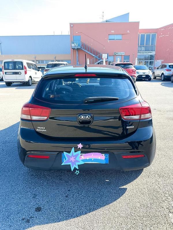Usata Kia Rio Active 77 CV (56 kW) 2017 Nero Berlina
