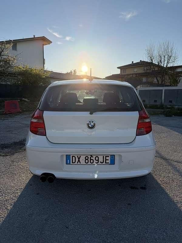 Usata BMW 116 122 CV (89 kW) 2009 Bianco Utilitaria