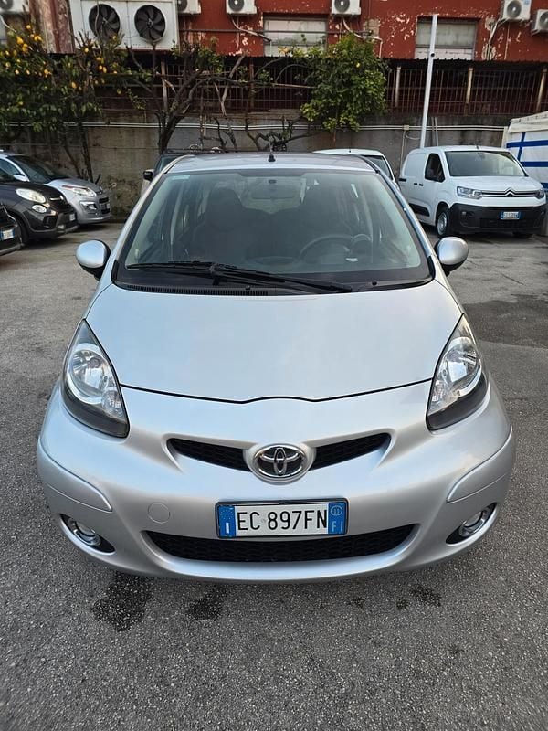 Usata Toyota Aygo Connect Style 68 CV (50 kW) 2011 Argento Utilitaria