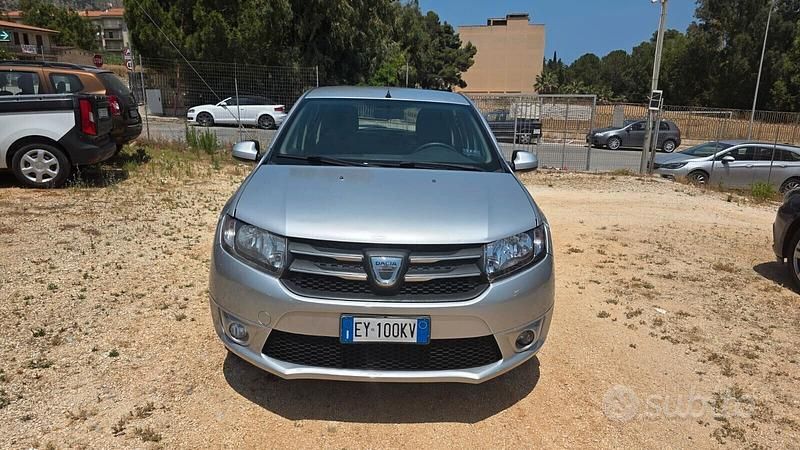 Grigio Usata 2015 Dacia Sandero Lauréate Due volumi | 4300 € (Buon prezzo) - Immagine 1/4