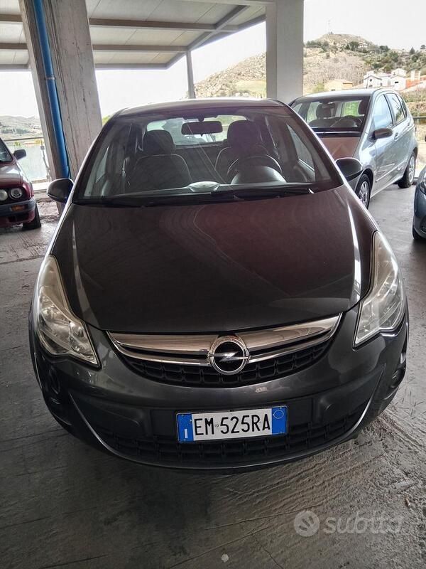 Usata Opel Corsa Sport 75 CV (55 kW) 2012 Grigio Berlina