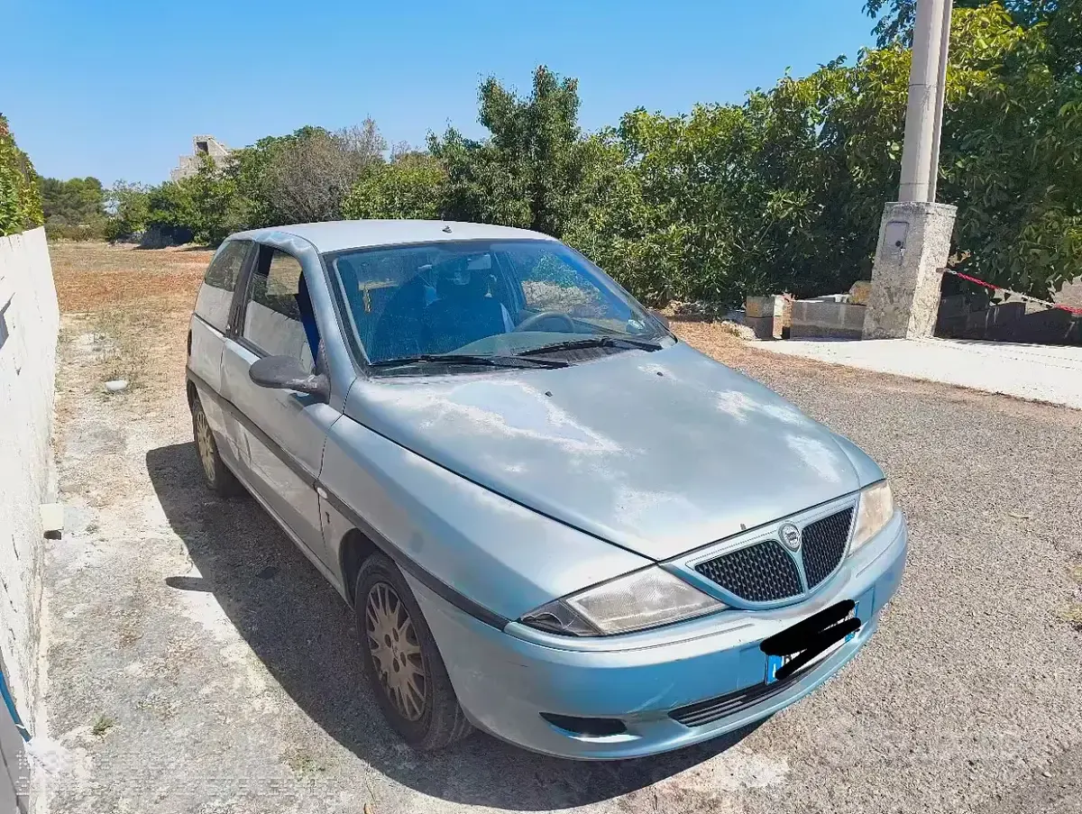 Usata Lancia Ypsilon 60 CV (44 kW) 2000 Bluazzurro Utilitaria