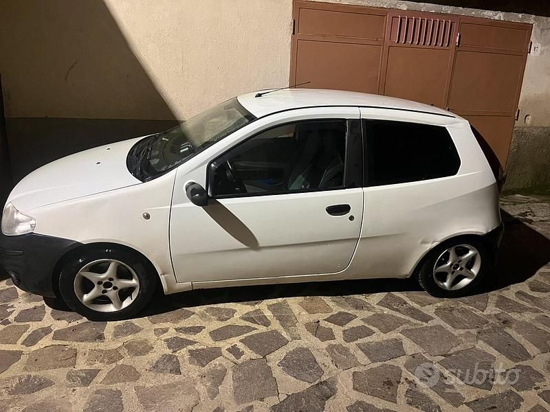 Usata Fiat Punto 70 CV (51 kW) 2005 Utilitaria