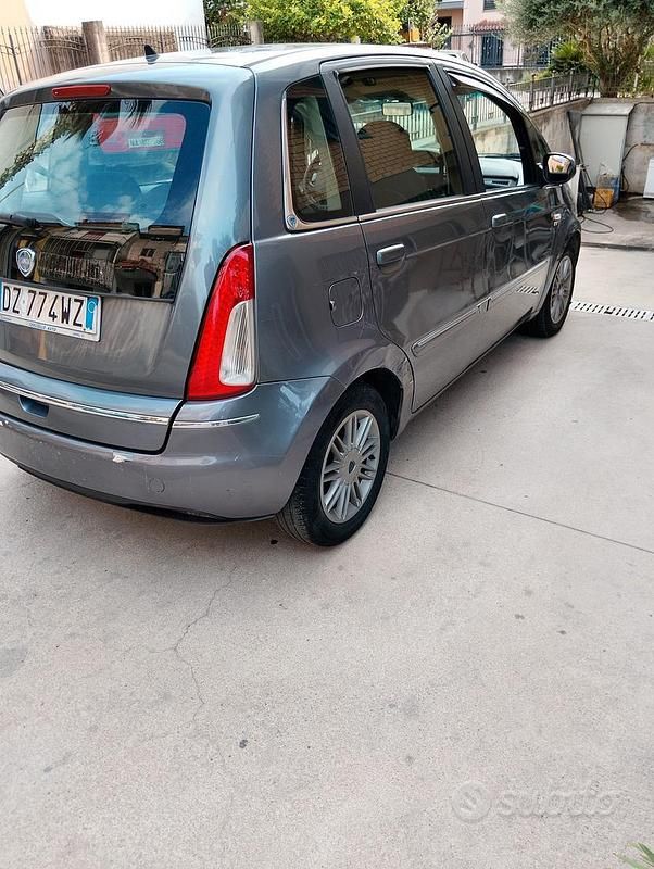 Usata Lancia Musa 90 CV (66 kW) 2010 Grigio Monovolume