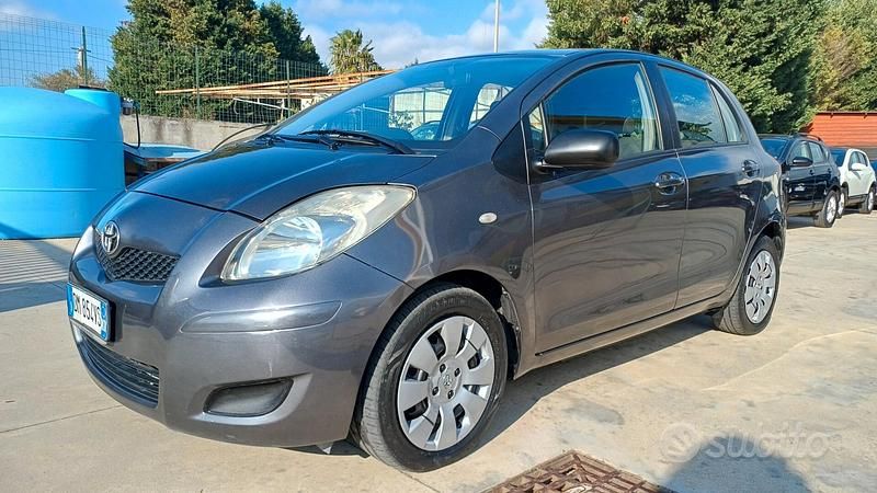 Usata Toyota Yaris Sol 90 CV (66 kW) 2009 Grigio Utilitaria