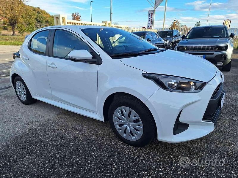 Usata Toyota Yaris Hybrid Active 92 CV (67 kW) 2025 Bianco Berlina