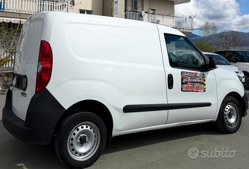 Usata Fiat Doblò 90 CV (66 kW) 2022 Bianco Monovolume