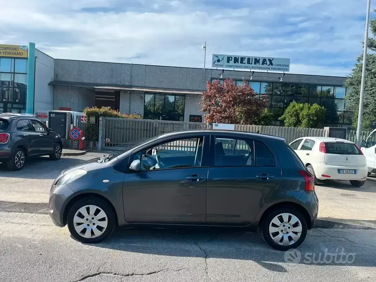 Usata Toyota Yaris 69 CV (50 kW) 2008 Grigio Utilitaria