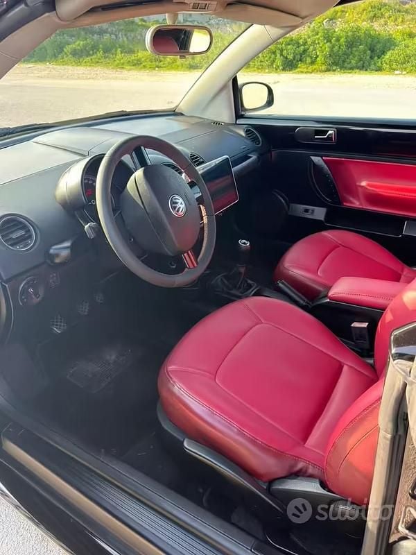 Usata VW New Beetle 105 CV (77 kW) 2009 Nero Utilitaria