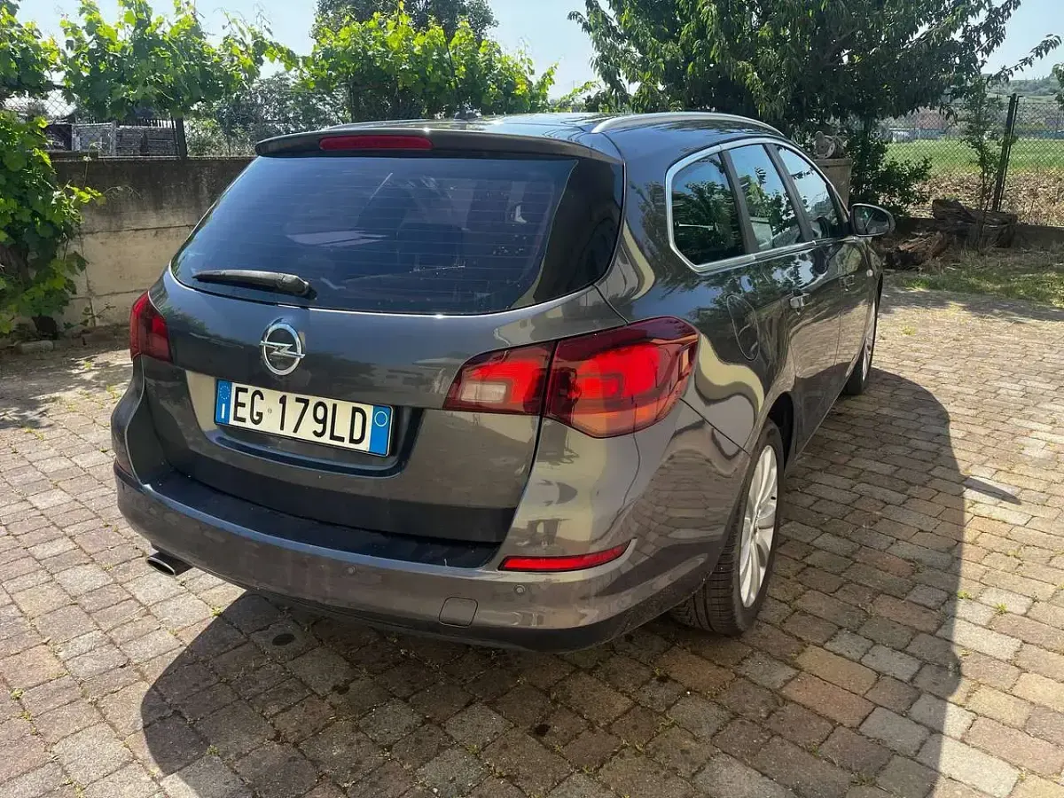 Usata Opel Astra Cosmo 140 CV (102 kW) 2011 Grigio Station wagon