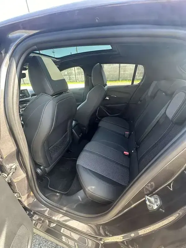 Usata Peugeot 208 GT 101 CV (74 kW) 2022 Grigio Utilitaria