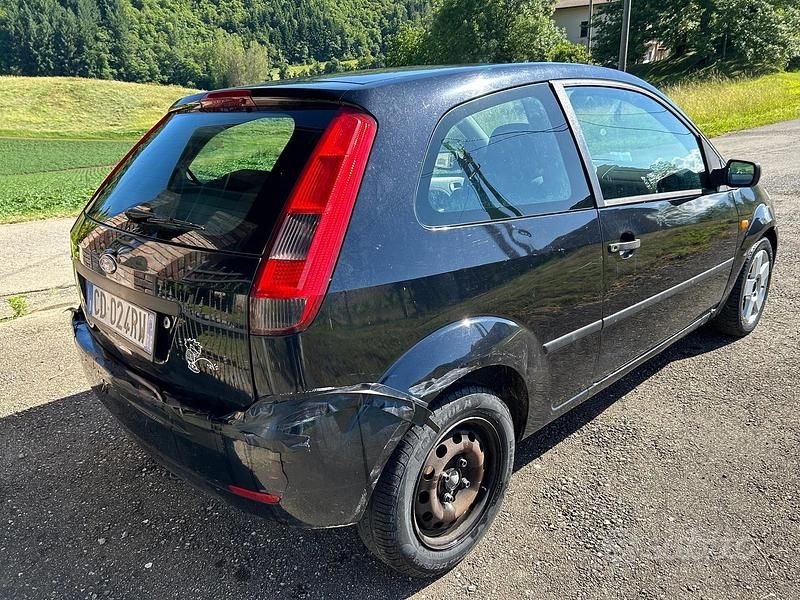 Usata Ford Fiesta 75 CV (55 kW) 2003 Grigio Utilitaria