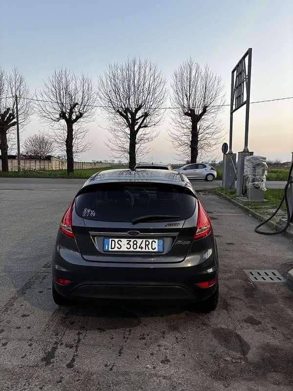Usata Ford Fiesta Titanium 60 CV (44 kW) 2008 Grigio Utilitaria
