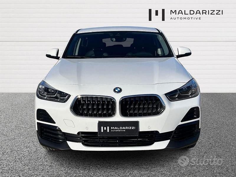 Usata BMW X2 Comfort Edition 220 CV (161 kW) 2023 Alpinweiss iii pastello SUV
