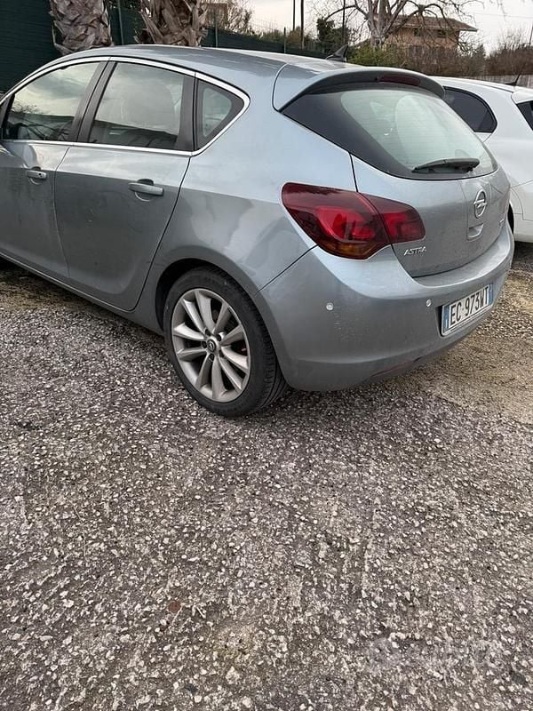 Usata Opel Astra 110 CV (80 kW) 2012 Grigio Berlina