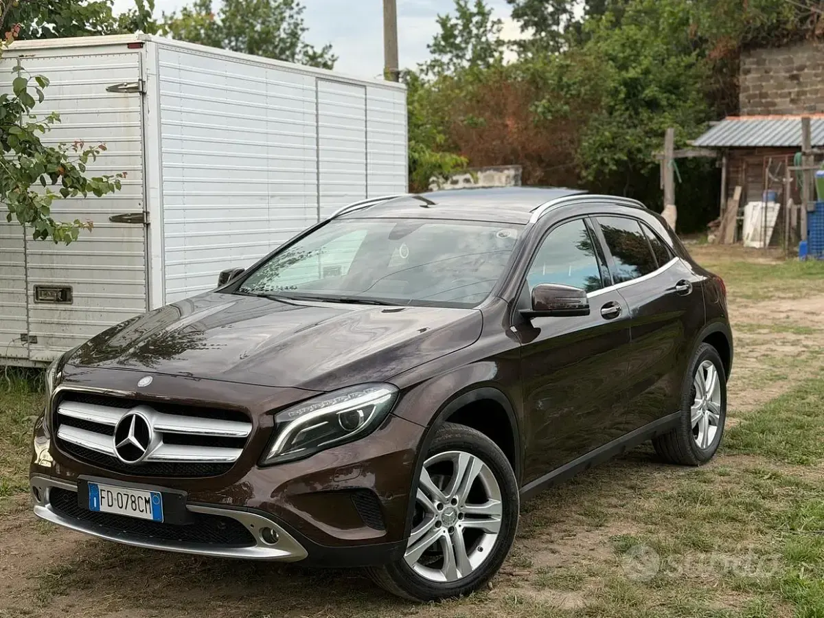 Usata Mercedes GLA200 136 CV (100 kW) 2016 Marrone SUV