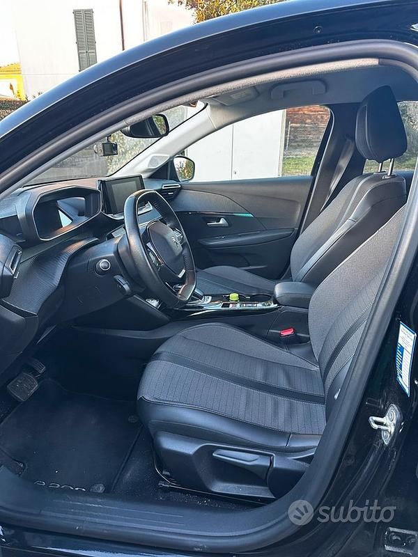 Usata Peugeot 208 Allure 100 kW (136 CV) 2021 Nero Utilitaria