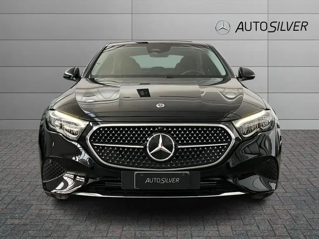 Usata Mercedes E200 Advanced 163 CV (119 kW) 2025 Nero / pastello Berlina